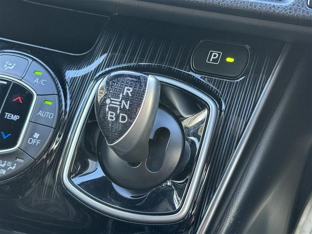 エスクァイア ハイブリッドＧｉプレミアムパッケジブラックテーラード　フルセグ　メモリーナビ　ＤＶＤ再生　ミュージックプレイヤー接続可　バックカメラ　衝突被害軽減システム　ＥＴＣ　ドラレコ　両側電動スライド　ＬＥＤヘッドランプ　乗車定員７人　３列シート　ワンオーナー（18枚目）