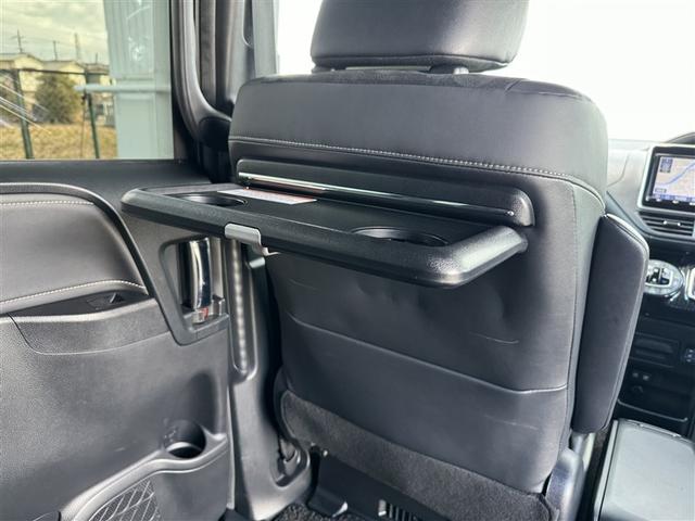 エスクァイア ハイブリッドＧｉプレミアムパッケジブラックテーラード　フルセグ　メモリーナビ　ＤＶＤ再生　ミュージックプレイヤー接続可　バックカメラ　衝突被害軽減システム　ＥＴＣ　ドラレコ　両側電動スライド　ＬＥＤヘッドランプ　乗車定員７人　３列シート　ワンオーナー（21枚目）