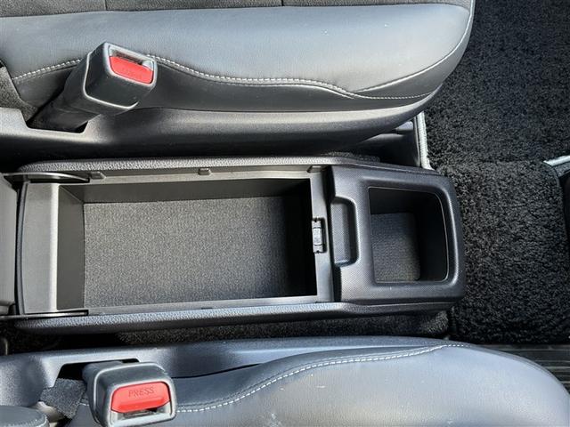 エスクァイア ハイブリッドＧｉプレミアムパッケジブラックテーラード　フルセグ　メモリーナビ　ＤＶＤ再生　ミュージックプレイヤー接続可　バックカメラ　衝突被害軽減システム　ＥＴＣ　ドラレコ　両側電動スライド　ＬＥＤヘッドランプ　乗車定員７人　３列シート　ワンオーナー（25枚目）