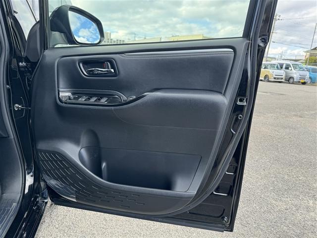 エスクァイア ハイブリッドＧｉプレミアムパッケジブラックテーラード　フルセグ　メモリーナビ　ＤＶＤ再生　ミュージックプレイヤー接続可　バックカメラ　衝突被害軽減システム　ＥＴＣ　ドラレコ　両側電動スライド　ＬＥＤヘッドランプ　乗車定員７人　３列シート　ワンオーナー（32枚目）