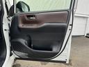 運転席ドアの内張(ドアトリム)です。使用感が少なく、目立つ傷や汚れもなくとてもきれいな状態です。ドリンクホルダーや収納スペースも備わっています!