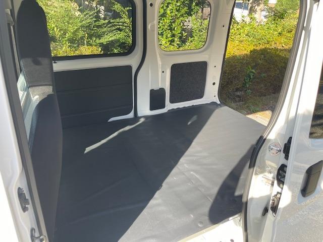 ハイゼットカーゴ 　２シーター　禁煙車　スマートアシスト機能　ドライブレコーダー　ＥＴＣ　メモリーナビ　ＴＶ　デジタルインナーミラー　キーレス　バックカメラ（17枚目）
