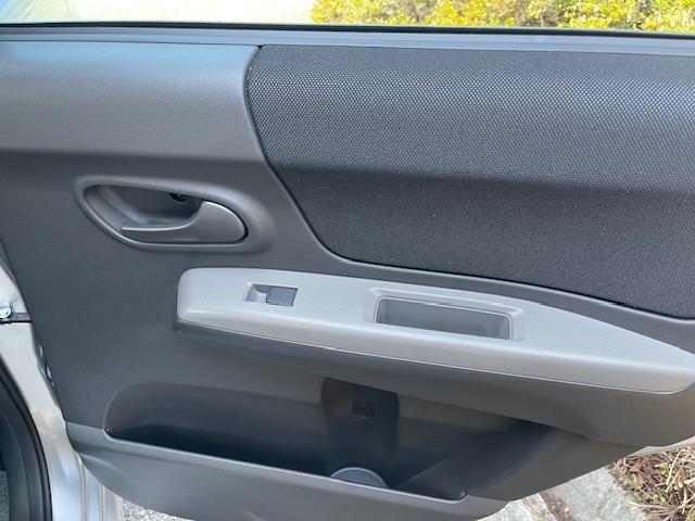 ステラ カスタムＲＳ　禁煙車　スーパーチャージャー　メモリーナビナビ　フルセグ　キーレスエントリー　電動格納ドアミラ－　アルミ　ｂｌｕｅｔｏｏｔｈ（22枚目）