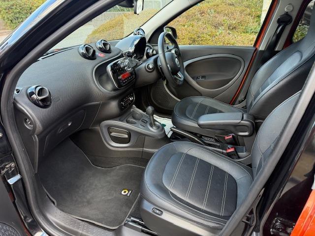 スマートフォーフォー ターボ　禁煙車　ターボ　ＥＴＣ　ガラスルーフ　黒革　シートヒーター　ドライブレコーダー　ＩＳＯ　ＦＩＸ　アルミ　キーレスエントリー（13枚目）