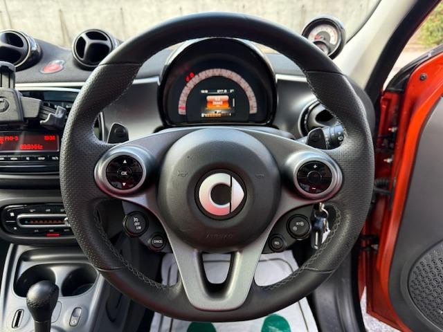 スマートフォーフォー ターボ　禁煙車　ターボ　ＥＴＣ　ガラスルーフ　黒革　シートヒーター　ドライブレコーダー　ＩＳＯ　ＦＩＸ　アルミ　キーレスエントリー（17枚目）