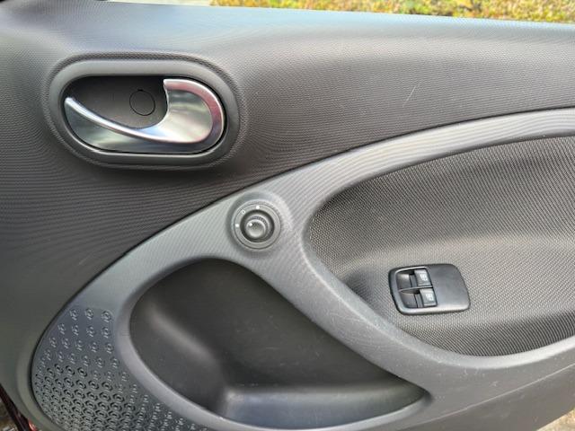 スマートフォーフォー ターボ　禁煙車　ターボ　ＥＴＣ　ガラスルーフ　黒革　シートヒーター　ドライブレコーダー　ＩＳＯ　ＦＩＸ　アルミ　キーレスエントリー（23枚目）