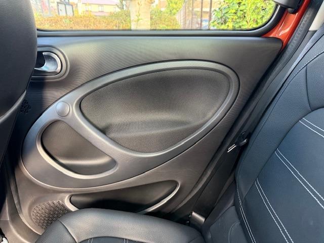 スマートフォーフォー ターボ　禁煙車　ターボ　ＥＴＣ　ガラスルーフ　黒革　シートヒーター　ドライブレコーダー　ＩＳＯ　ＦＩＸ　アルミ　キーレスエントリー（36枚目）