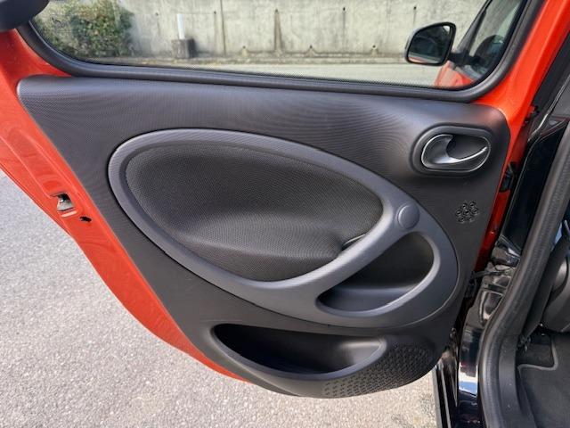 スマートフォーフォー ターボ　禁煙車　ターボ　ＥＴＣ　ガラスルーフ　黒革　シートヒーター　ドライブレコーダー　ＩＳＯ　ＦＩＸ　アルミ　キーレスエントリー（37枚目）