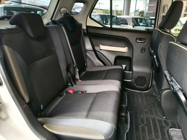 前のシートを下げても後席は広々！ご家族でのお出かけにもピッタリです！