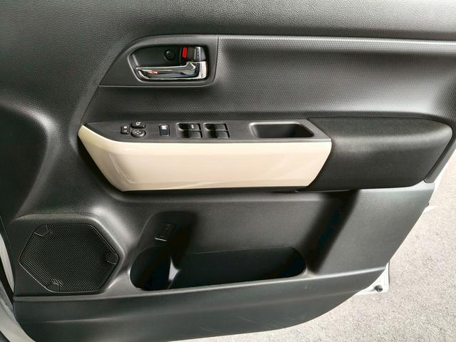 前席ドア内側に収納スペースとドリンクホルダーが付いてます！