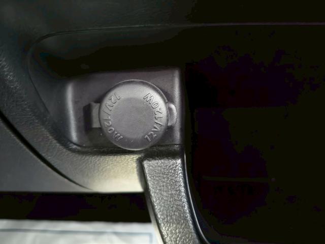 【アクセサリーソケット】トランスミッターなどを差し込むと、スマホなどの充電が可能になります！