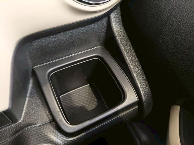 運転席には大きめのドリンクホルダーが付いています！