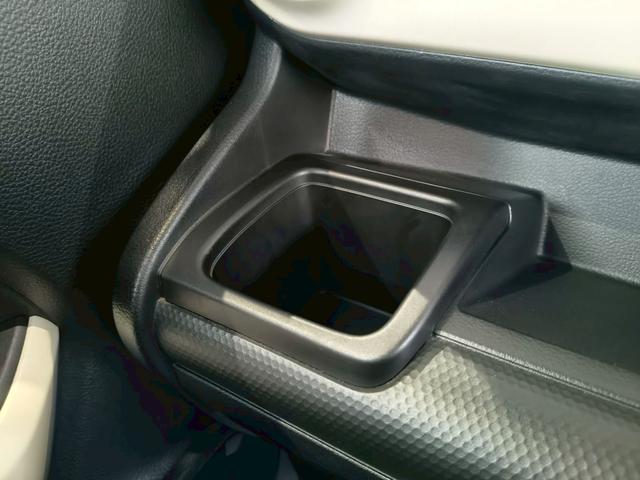 助手席にも同タイプのドリンクホルダーが付いています！