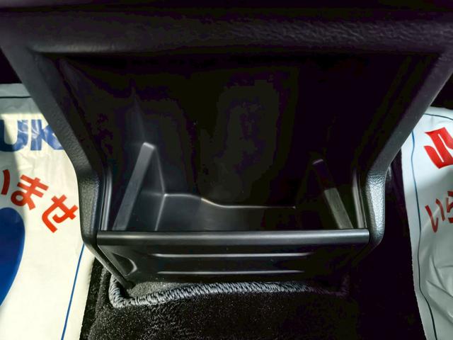 インパネ下方に収納スペースがあります！