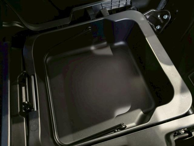 【助手席アンダーボックス】助手席の座面を上げると取り外し可能な収納ボックスがあります！
