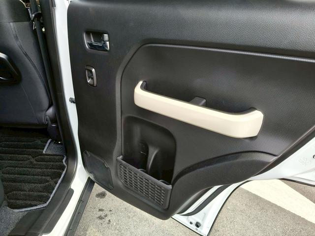 後席ドア内側にドリンクホルダー付いてます！
