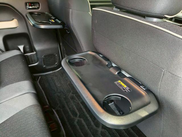 後席に収納可能のテーブルが付いています！休憩時にご利用ください！