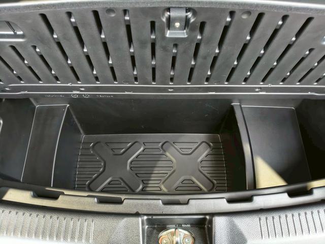 ラゲッジスペースの下には収納スペースがあります！