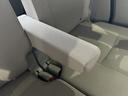 後席にもアームレストが付いています！