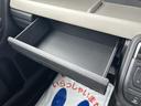 助手席前に引き出し式の収納スペースがあります!