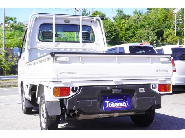 サンバートラック ＴＣスーパーチャージャー　４ＷＤ　５速ＭＴ／４ＷＤ／スーパーチャージャー／スバル生産最終型／ワンオーナー／エアコン／パワステ／パワーウィンドウ／純正ＣＤオーディオ／荷台ランプ／キーレスキー／ＥＴＣ（9枚目）