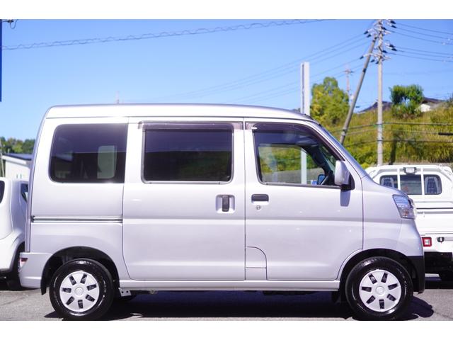 ハイゼットカーゴ クルーズターボＳＡＩＩＩ　５速ＭＴ／４ＷＤ／ターボ／ＬＥＤライト／スマートアシスト／ＣＤオーディオ／前後パワーウィンドウ／エアコン／パワステ／キーレスキー／障害物センサー／オートマチックハイビーム（4枚目）