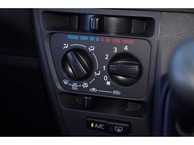 ハイゼットカーゴ クルーズターボＳＡＩＩＩ　５速ＭＴ／４ＷＤ／ターボ／ＬＥＤライト／スマートアシスト／ＣＤオーディオ／前後パワーウィンドウ／エアコン／パワステ／キーレスキー／障害物センサー／オートマチックハイビーム（12枚目）