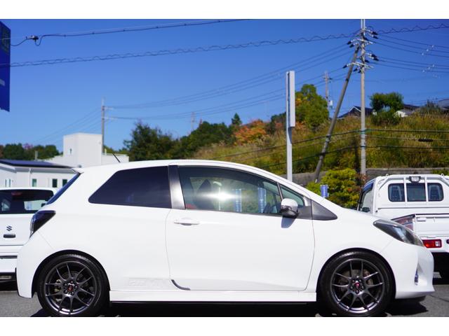 ヴィッツ ＧＲＭＮ　ターボ　５速ＭＴ／２００台限定車／ターボ／専用シート／専用エアロパーツ／専用アルミホイール／ナビ／フルセグ／バックカメラ／ＨＩＤライト／スマートキー／ＥＴＣ／エンジンプッシュスタート（4枚目）