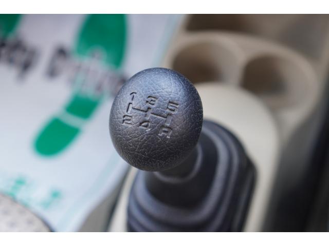 アルト Ｆ　５速ＭＴ／エアコン／パワステ／パワーウィンドウ／純正ＣＤオーディオ／キーレスキー／Ｗエアバッグ／ヘッドライトレベライザー／収納式ドリンクホルダー（13枚目）