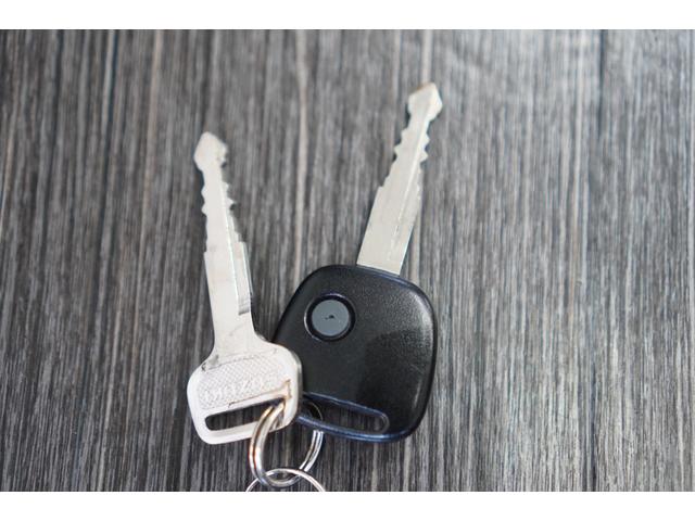 アルト Ｆ　５速ＭＴ／エアコン／パワステ／パワーウィンドウ／純正ＣＤオーディオ／キーレスキー／Ｗエアバッグ／ヘッドライトレベライザー／収納式ドリンクホルダー（32枚目）