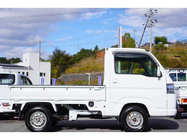 アクティトラック タウン　４ＷＤ／５速ＭＴ／ナビ／タコメーター／ドライブレコーダー／黒革調シートカバー／キーレスキー／荷台マット／荷台ランプ／エアコン／パワステ／パワーウィンドウ／運転席・助手席エアバッグ（4枚目）