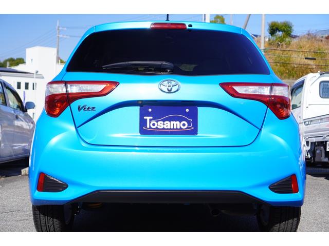 ヴィッツ Ｆ　メモリーナビ／フルセグ／バックカメラ／衝突被害軽減ブレーキ／レーンキープアシスト／スマートキー／プッシュスタート／ＬＥＤライト／ディーラーＯＰローダウンサスペンション／ＥＴＣ／エンジンスターター（3枚目）