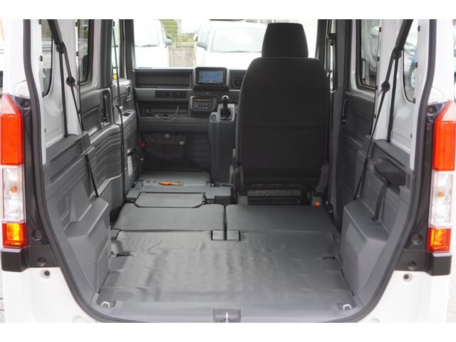 リアシートを収納し助手席も収納すると広大な空間が生まれます♪