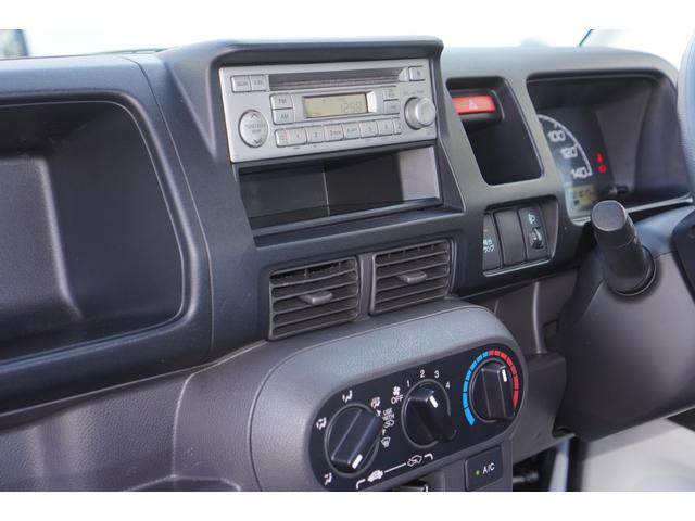 アクティトラック タウン　４ＷＤ／５速ＭＴ／ワンオーナー／エアコン／パワステ／パワーウィンドウ／キーレスキー／純正ＣＤオーディオ／荷台ランプ／ヘッドライトレベライザー／ドアザイザー／フロアマット（10枚目）