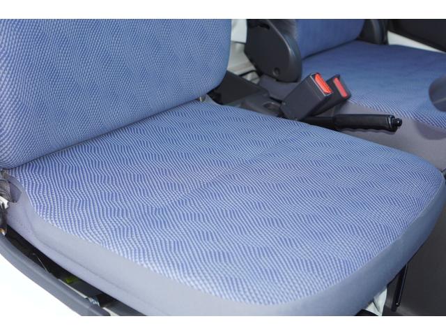 アクティトラック タウン　４ＷＤ／５速ＭＴ／ワンオーナー／エアコン／パワステ／パワーウィンドウ／キーレスキー／純正ＣＤオーディオ／荷台ランプ／ヘッドライトレベライザー／ドアザイザー／フロアマット（14枚目）