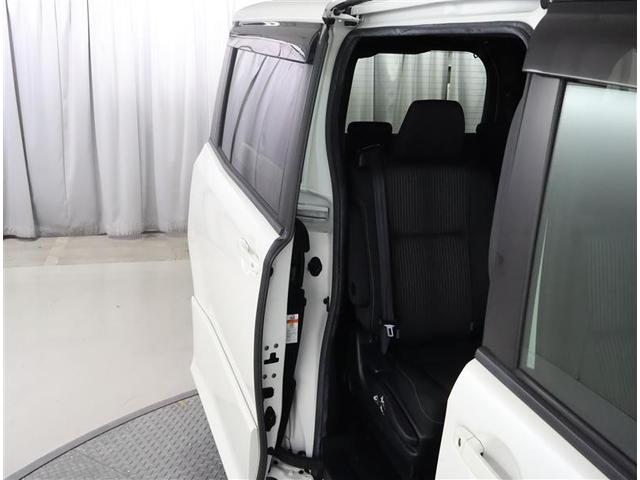 ノア Ｓｉ　フルセグ　メモリーナビ　ＤＶＤ再生　バックカメラ　衝突被害軽減システム　ＥＴＣ　ドラレコ　両側電動スライド　ＬＥＤヘッドランプ　ウオークスルー　乗車定員７人　３列シート　ワンオーナー　フルエアロ（12枚目）