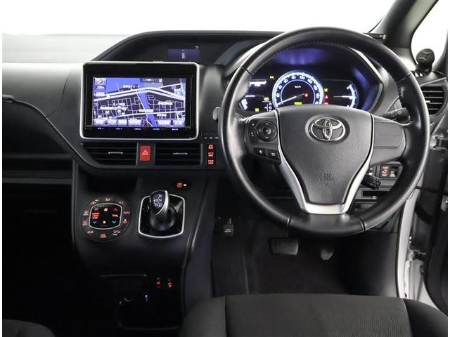 ヴォクシー ハイブリッドＶ　フルセグ　メモリーナビ　ＤＶＤ再生　バックカメラ　衝突被害軽減システム　ＥＴＣ　電動スライドドア　ＬＥＤヘッドランプ　乗車定員７人　３列シート（4枚目）