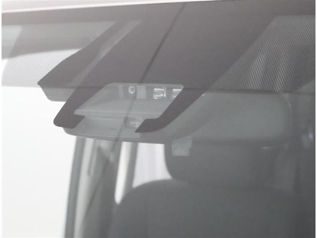 ヴォクシー ハイブリッドＶ　フルセグ　メモリーナビ　ＤＶＤ再生　バックカメラ　衝突被害軽減システム　ＥＴＣ　電動スライドドア　ＬＥＤヘッドランプ　乗車定員７人　３列シート（9枚目）