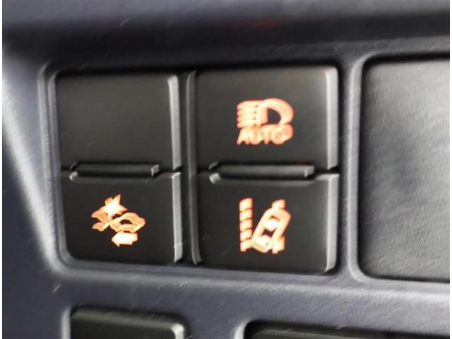 ヴォクシー ハイブリッドＶ　フルセグ　メモリーナビ　ＤＶＤ再生　バックカメラ　衝突被害軽減システム　ＥＴＣ　電動スライドドア　ＬＥＤヘッドランプ　乗車定員７人　３列シート（10枚目）