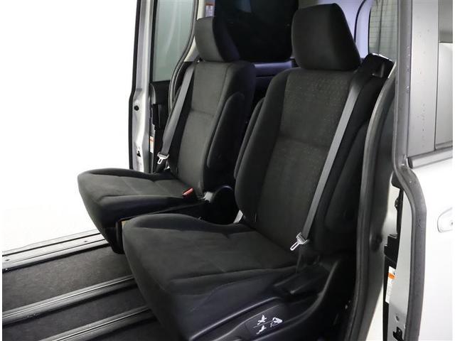 ヴォクシー ハイブリッドＶ　フルセグ　メモリーナビ　ＤＶＤ再生　バックカメラ　衝突被害軽減システム　ＥＴＣ　電動スライドドア　ＬＥＤヘッドランプ　乗車定員７人　３列シート（13枚目）