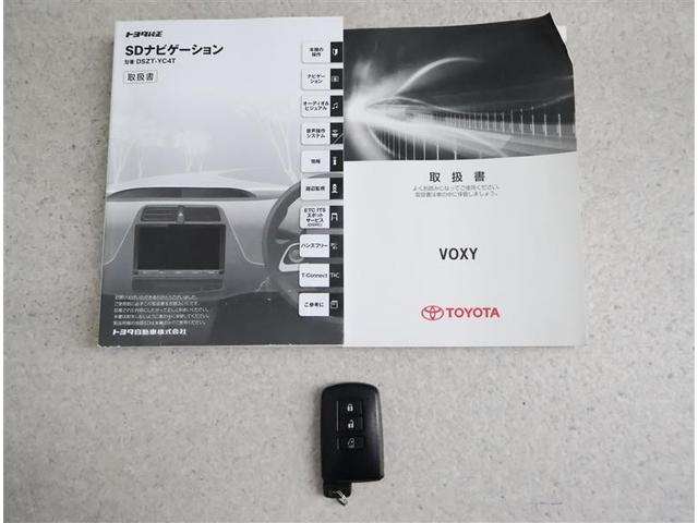 ヴォクシー ハイブリッドＶ　フルセグ　メモリーナビ　ＤＶＤ再生　バックカメラ　衝突被害軽減システム　ＥＴＣ　電動スライドドア　ＬＥＤヘッドランプ　乗車定員７人　３列シート（17枚目）