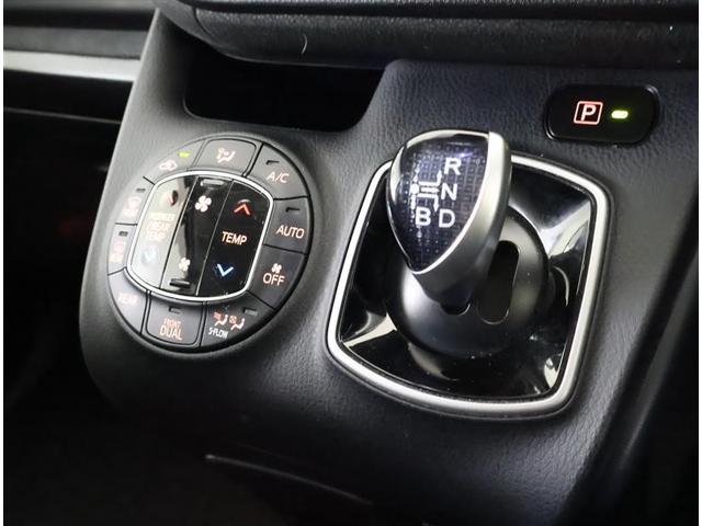 ヴォクシー ハイブリッドＶ　フルセグ　メモリーナビ　ＤＶＤ再生　バックカメラ　衝突被害軽減システム　ＥＴＣ　電動スライドドア　ＬＥＤヘッドランプ　乗車定員７人　３列シート（23枚目）