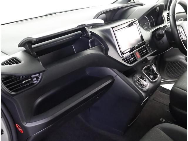 ヴォクシー ハイブリッドＶ　フルセグ　メモリーナビ　ＤＶＤ再生　バックカメラ　衝突被害軽減システム　ＥＴＣ　電動スライドドア　ＬＥＤヘッドランプ　乗車定員７人　３列シート（30枚目）