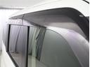 「ドアバイザー」が付いています。雨の日に、ちょっとだけ窓をあけることができるんですよ。愛煙家の方にはなくてはならない装備ですね。