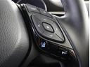 ステアリングスイッチ付き。前方から目を離すことなく操作することが可能です。
