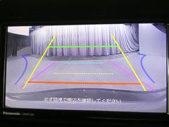 バックガイドモニターで、後方を確認しながら安心して駐車することができます。運転初心者も熟練者も必須の機能ですよ！ 7