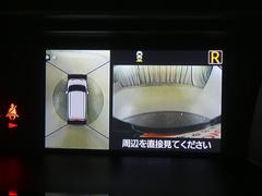 パノラミックビューモニター付きです。車両を上から見たような映像をディスプレイオーディオ画面に表示。運転席からの目視だけでは見にくい、車両周辺の状況をリアルタイムでしっかり確認できます。 7