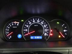 とっても見やすいメーターです。夜間時はラグジュアリーな気分にさせてくれる照明が魅力ですので、夜のドライブも楽しみになりますよ♪ 5