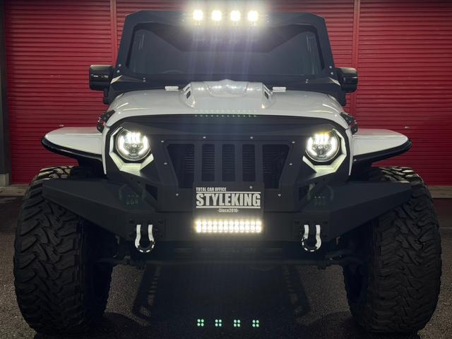 ジープ・ラングラーアンリミテッド スポーツ D車/リフトUP/22インチAW/前後スチールバンパー/スクリーンガード/オーバーフェンダー/スチールサイドステップ/2本出しマフラー/LEDヘッド・テール/社外フード/パナナビ/リクライニングKIT(4枚目)
