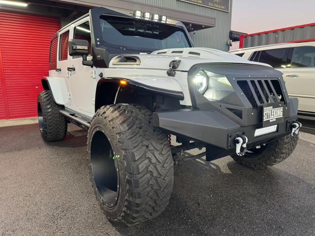 ジープ・ラングラーアンリミテッド スポーツ D車/リフトUP/22インチAW/前後スチールバンパー/スクリーンガード/オーバーフェンダー/スチールサイドステップ/2本出しマフラー/LEDヘッド・テール/社外フード/パナナビ/リクライニングKIT(8枚目)